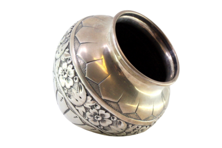 Pote em prata bojuda com motivos florais relevados e frisos.