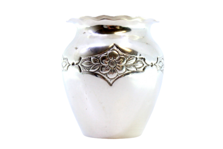 Pote em prata com motivos florais gravados na envolvência e bordo ondeado.