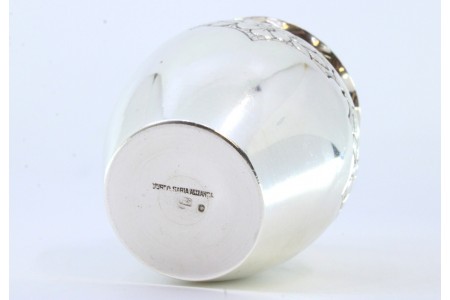 Pote em prata com motivos florais gravados na envolvência e bordo ondeado.