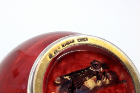  Pote em porcelana com gargalo e base em prata lisa.