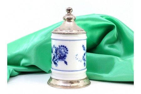 Pote em porcelana com base circular e aplicações de prata na tampa com pomo.