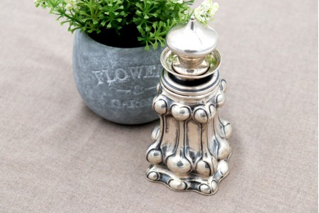 Pote em prata para extrema-unção com relevos e frisos