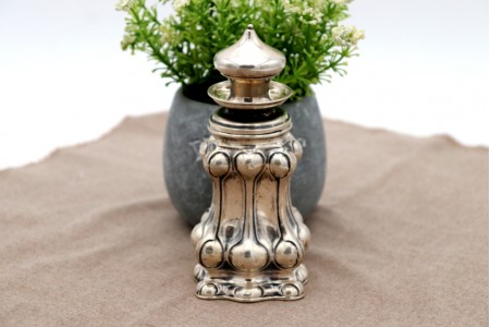 Pote em prata para extrema-unção com relevos e frisos