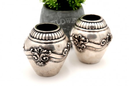 Par de potes bojudos em prata concheados com relevos e frisos