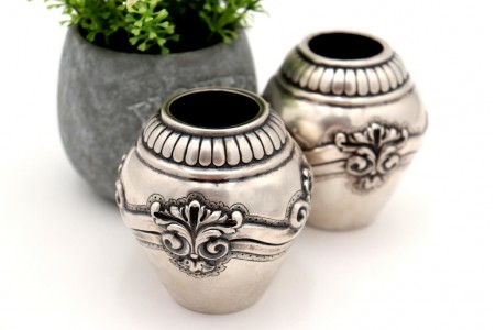 Par de potes bojudos em prata concheados com relevos e frisos