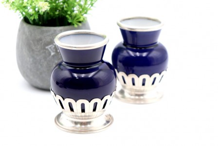 Potes em porcelana vista alegre azul com recortes no corpo, rebordo e base