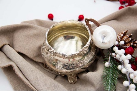 Par de potes em prata com motivos florais gravados, rebordo e os quatro pés 