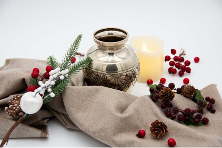 Pote em prata de formato bojudo com motivos florais gravados.