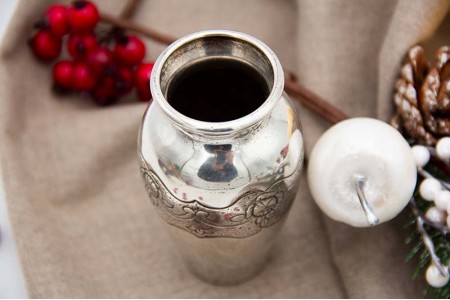 Pote em prata com motivos florais gravados.