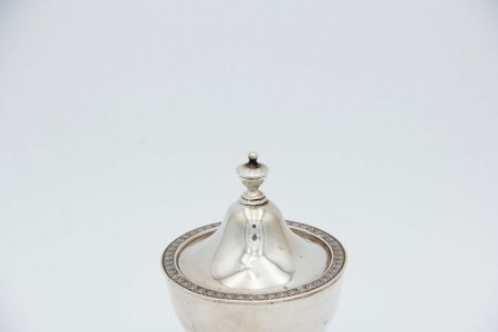 Pote em prata lisa com tampa relevada