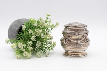 Tinteiro de prata com gravados e alto relevo de laços e grinaldas com friso 