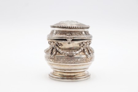 Tinteiro de prata com gravados e alto relevo de laços e grinaldas com friso 