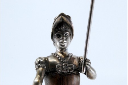 Paliteiro em prata com figura feminina em corpo de madeira e segurando sombrinha.