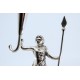 Paliteiro em prata com guerreiro segurando lança e assente sobre base com gravados e três pés em forma de garras.