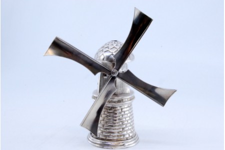 Paliteiro em forma de moinho ao estilo Neerlandês com relevos.