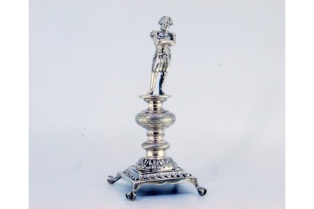 Paliteiro em prata com figura de Napoleão sobre pedestal 
