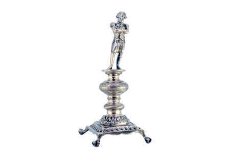 Paliteiro em prata com figura de Napoleão sobre pedestal 