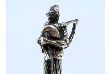 Paliteiro em prata com tocador de foles