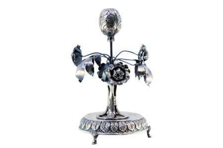 Paliteiro em prata com folhas e flores encimado com bolbo e assente em base relevada