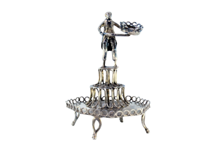  Paliteiro em prata com figura masculina em pé sobre pedestal