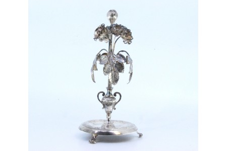 Paliteiro em prata com folhas e flores encimado com bolbo e assente em base circular com gravados