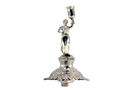 Paliteiro em prata com senhora em pedestal segurando taça e assente em base relevada sobre três pés.