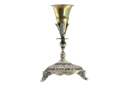 Paliteiro de prata com cálice dourado sobre flor e assente em base triangular 