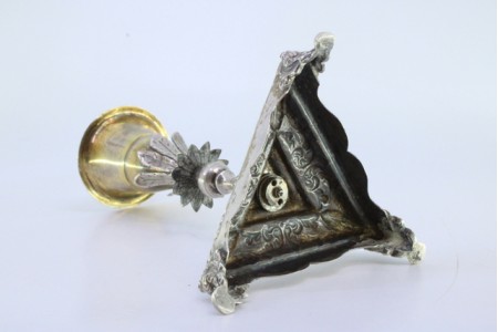 Paliteiro de prata com cálice dourado sobre flor e assente em base triangular 