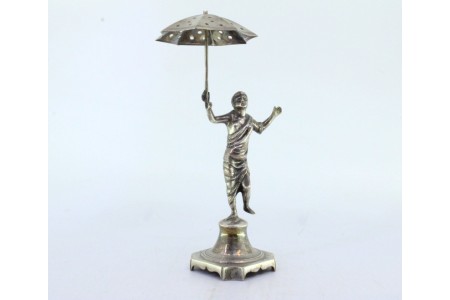 Paliteiro em prata com figura feminina com sombrinha e assente sobre plinto com base quadrada recortada.