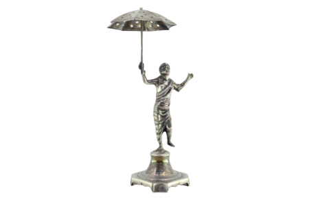 Paliteiro em prata com figura feminina com sombrinha e assente sobre plinto com base quadrada recortada.