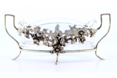 Paliteiro de prata com alma em vidro sobre estrutura recortada e  assente em qua