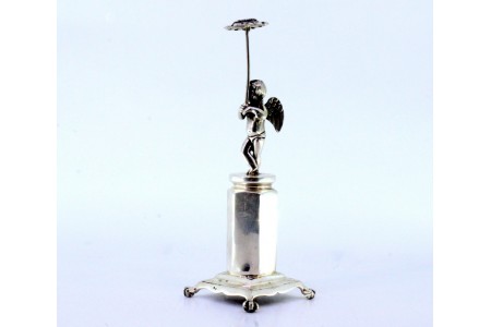 Paliteiro de prata com anjo em vulto perfeito segurando girassol sobre plinto 