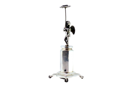 Paliteiro em prata com anjo em vulto perfeito segurando girassol sobre plinto sextavado 