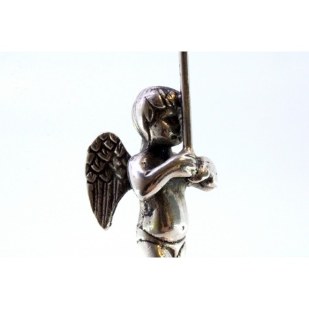 Paliteiro em prata com anjo em vulto perfeito segurando segurando girassol sobre plinto sextavado e assente em quatro pés em forma de garras.