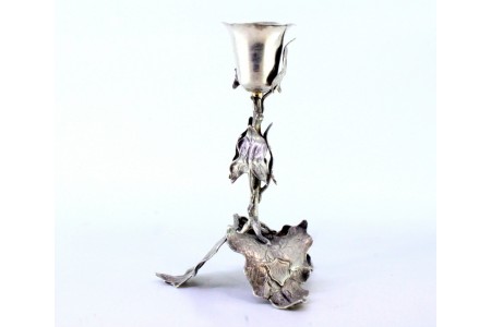  Paliteiro em prata com cálice em trepadeira com folhas de acanto de forma trípode.
