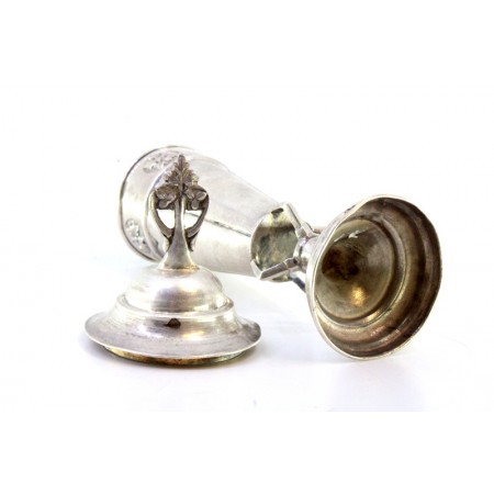 Urna em prata com relevos,  pomo recortado na tampa e assente em base vazada
