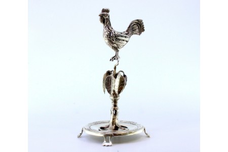 Paliteiro em prata com figura de galo empoleirado em acanteiro sobre pedestal
