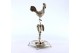 Paliteiro em prata com figura de galo empoleirado em acanteiro sobre pedestal