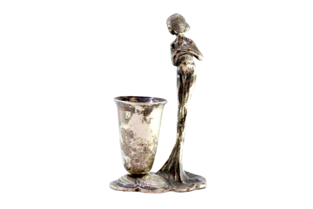 Paliteiro em prata com cálice e dama com vestido longo.