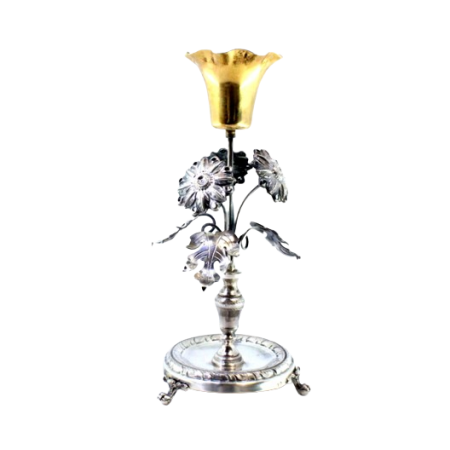 Paliteiro em prata com flores como aplicações, cálice em dourado assente em base circular com gravados e três pés em forma de garras.