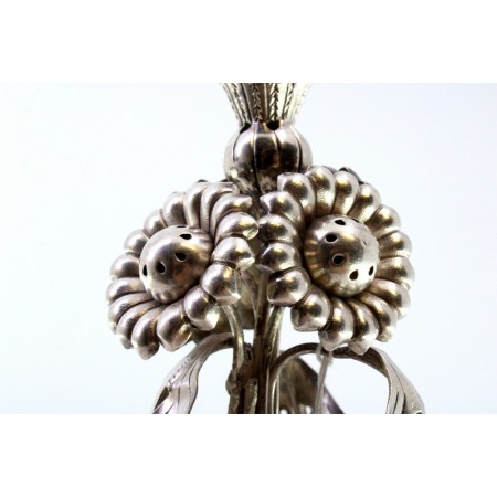 Paliteiro em prata com relevos e aplicações florais, assente em jarra com base circular e quatro pés em forma de garras.