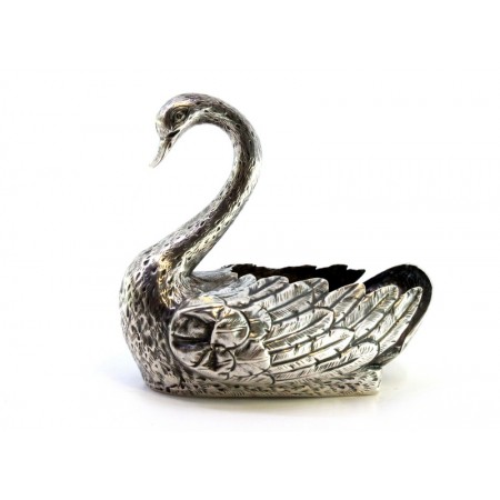 Paliteiro em prata em forma de cisne com relevos e base lisa.