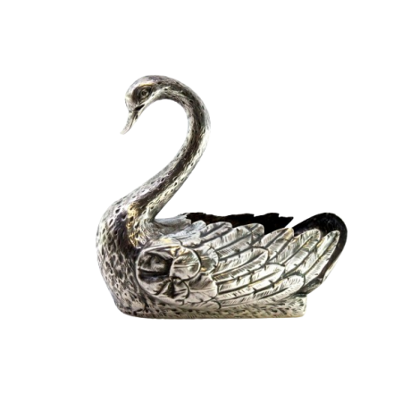 Paliteiro em prata em forma de cisne com relevos e base lisa.