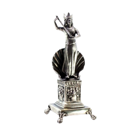  Paliteiro em prata com Anfitrite em pedestal com ceptro, com motivos florais relevados no plinto e assente em base quadrada com quatro pés em forma de garras.