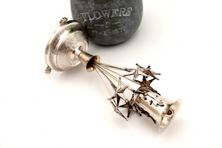 Paliteiro de prata com cálice e folhas de acanto