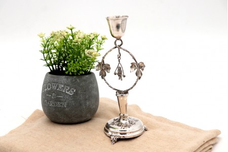 Paliteiro de prata com cálice e estrutura com folhas, suporte para papagaio 