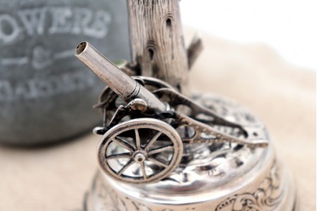  Paliteiro em prata com aplicações de troco e canhão antigo