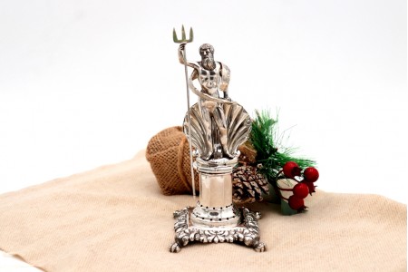 Paliteiro de prata com aplicações de Neptuno com tridente, concha sobre pedestal