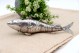 Paliteiro em prata em forma de peixe com estrutura articulada e cabeça basculante