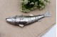 Paliteiro em prata em forma de peixe com estrutura articulada e cabeça basculante
